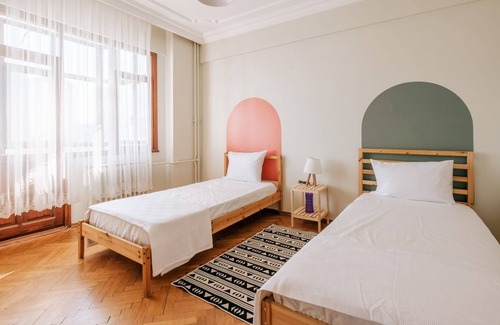 Kozyatagi Apartment | Flat w Balcony Near Metro 10 min to Bostanci Coast