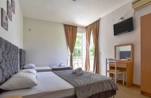 Gjerana Apartment | Flat w Garden 5 min to Miami Beach in Ulcinj