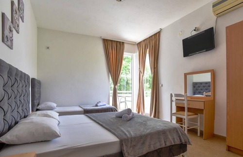 Gjerana Apartment | Flat w Garden 5 min to Miami Beach in Ulcinj
