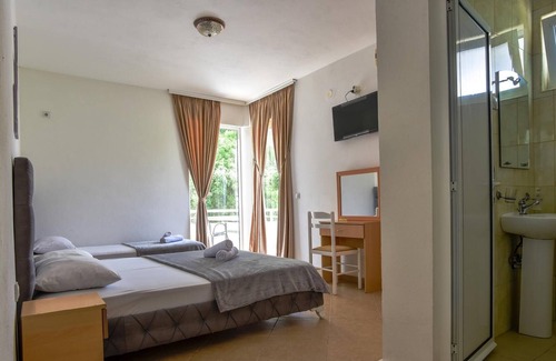 Gjerana Apartment | Flat w Garden 5 min to Miami Beach in Ulcinj