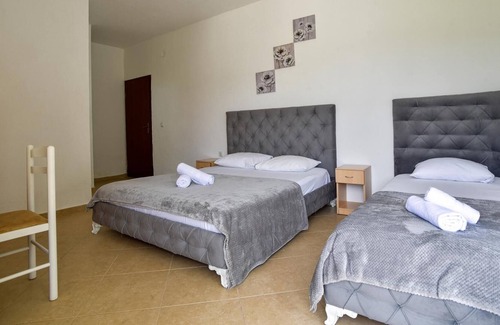 Gjerana Apartment | Flat w Garden 5 min to Miami Beach in Ulcinj