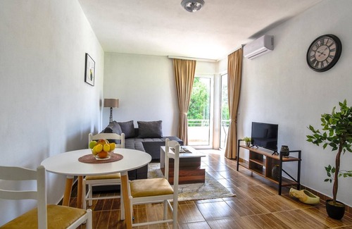 Gjerana Apartment | Flat w Garden and Balcony 5 min to Beach in Uljinc