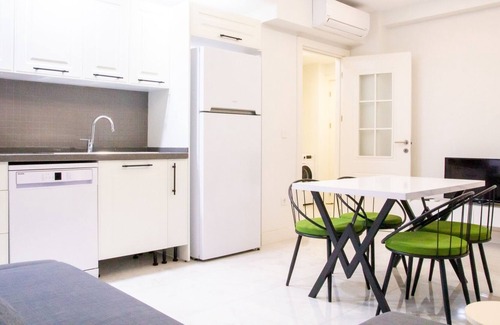 Milas Apartment | Flat w Spacious Garden 5 min to Beach in Milas