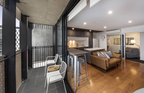 Adelaide Central Business District Apartment | Flinders St Apartment:Parking & Breakfast Included