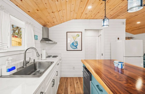 Heart of Lubbock Apartment | Flip Flop Stop ~ Beach Themed Studio In Tech Terrace ~ Walk to Campus!
