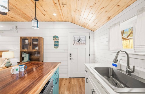 Heart of Lubbock Apartment | Flip Flop Stop ~ Beach Themed Studio In Tech Terrace ~ Walk to Campus!