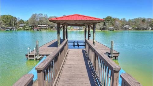 Mooresville House | Flip Flop Therapy by AvantStay Lakefront Home w Game Room Dock Access