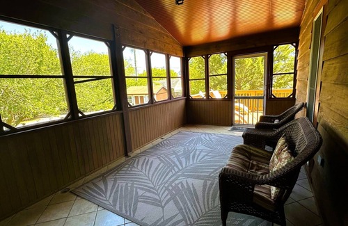 Ocracoke House | Flip Flops: Dog friendly, deck, screened porches, rooftop deck.
