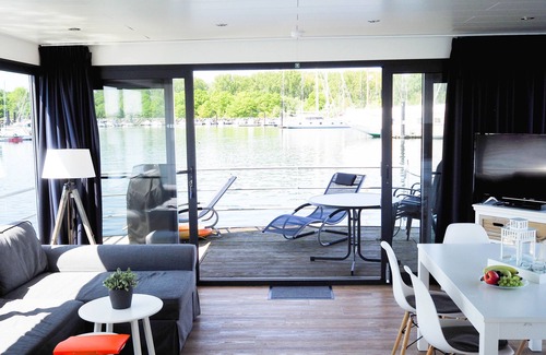 Boltenhagen House | Floating 44 in Boltenhagen - Festliegende Hausboot in der Weißen Wiek
