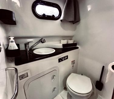 Friedrichshafen Boat Rental | Floating Home - Übernachten auf einer Motoryacht im Hafen