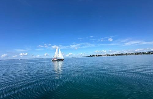 Friedrichshafen Boat Rental | Floating Home - Übernachten auf einer Motoryacht im Hafen