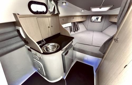 Friedrichshafen Boat Rental | Floating Home - Übernachten auf einer Motoryacht im Hafen