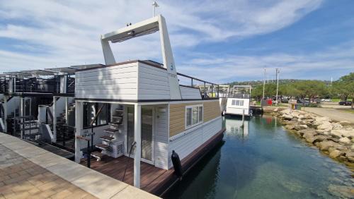 Seca Apartment | Floating house SOPHY