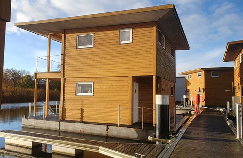 Ostvorpommern House | Floating Houses - Komfortable Schwimmende Ferienhäuser im Krösliner Yachthafen