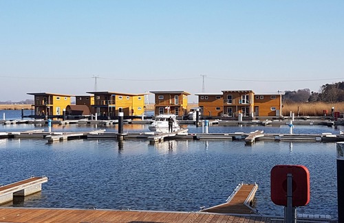 Ostvorpommern House | Floating Houses - Komfortable Schwimmende Ferienhäuser im Krösliner Yachthafen