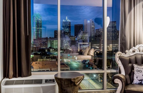 Cedars House | Floor to Ceiling Windows w/Views of the Dallas Skyline in Cedars Neighborhood