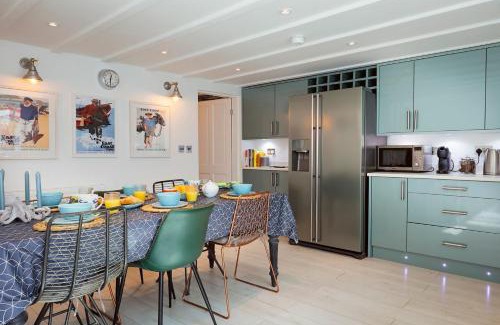 Muston House | Flora Dora - Luxury cottage - modern - central - ideal for groups and families