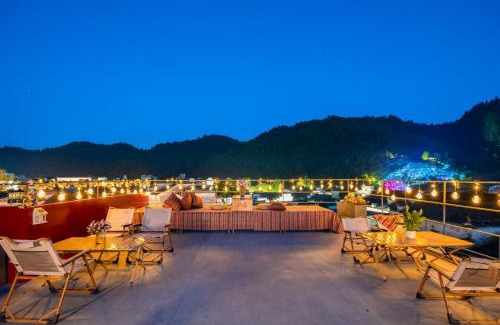 Yi County Hotel | Floral Hotel Xidi Jiuheboshe B&B
