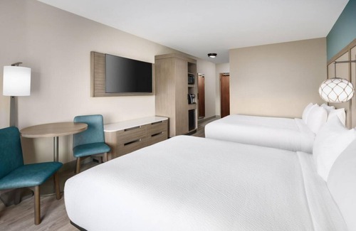 Marathon Hotel | Florida Keys Escape! Two Elegant Rooms for 8 Guests, Pool, FREE Breakfast