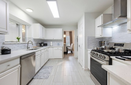 Flower Mound House | Flower Mound Luxe: Double Kings Suites, Pool & Grill