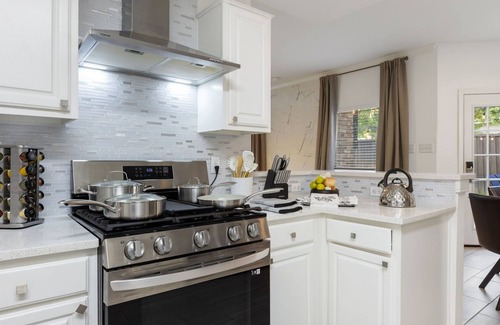 Flower Mound House | Flower Mound Luxe: Double Kings Suites, Pool & Grill