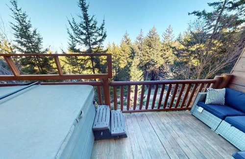 Snowshoe House | FlumeFloIandO - Ski-in & Ski-out chalet!, A True Ski-in/out @ Snowshoe