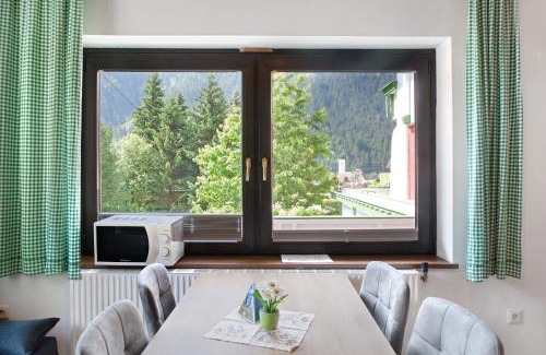 Stall Apartment | Flying Hirsch