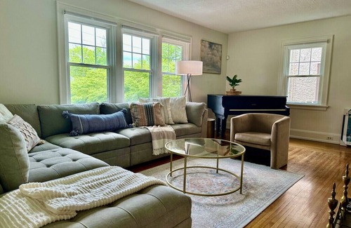 Roselawn Finance House | Flying Pigs | East Hyde Park
