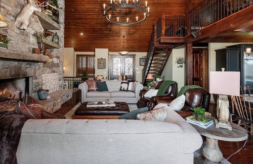 Bryson City Cabin | Fontana Lake Lodge - Free Railroad Passes - Palatial Cabin w/Gorgeous Views-