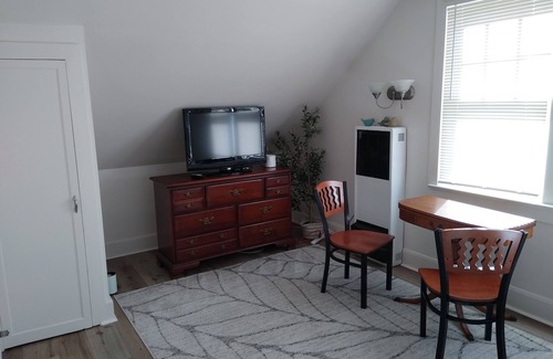 Wilmington House | Fonzie Flat! Lovely studio w/kit., wash/dry, parking.