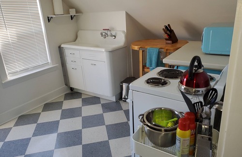 Wilmington House | Fonzie Flat! Lovely studio w/kit., wash/dry, parking.