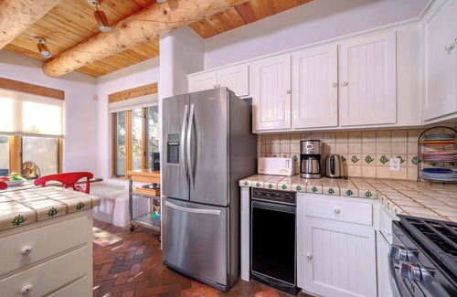 Santa Fe House | Foothills Retreat- Patios| Rooftop Deck|Quiet|2BR