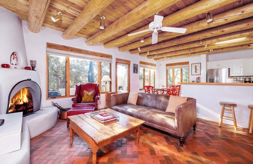 Santa Fe House | Foothills Retreat- Patios| Rooftop Deck|Quiet|2BR