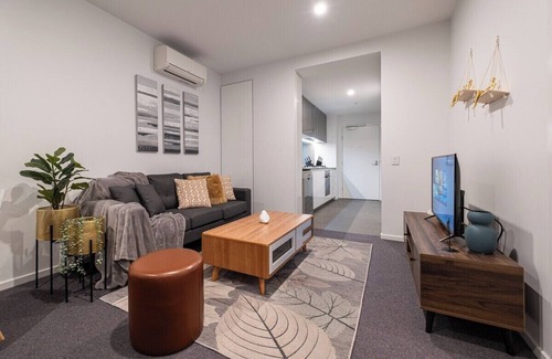 Footscray Apartment | Footscray pool pleasant &Bright 2BR2BA apt