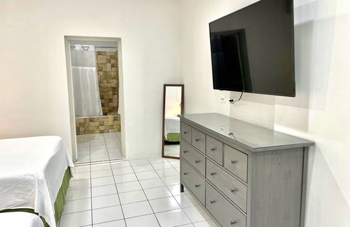 Montego Bay Hotel | Footsteps to Beach, AC, Fast Wi-Fi, Hot Water
