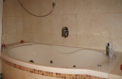 Beit Shemesh House | For Couples Only in RBS A - Jetted tub, WiFi, Very Comfortable Luz Guest Suite