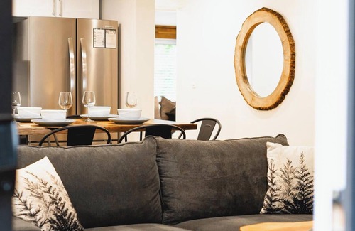 Victory Heights House | Forest Bathing by the Peaceful Creekside Firepit , Football Ready, BBQ, Games & Yoga