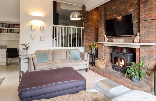 Farnham Common House | FOREST GETAWAY, pet friendly, with pool in Farnham Common