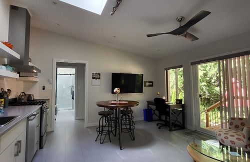 Comox Apartment | Forest Meadow Suite - modern, quiet, central location.