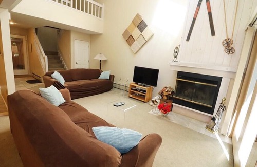 Lincoln House | Forest Ridge 4 Bedroom Townhome minutes to Loon!