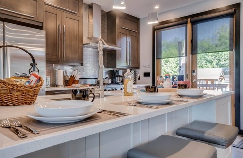 Northeast Edmonton House | Forest - Upscale Executive Home, King Bed w/AC