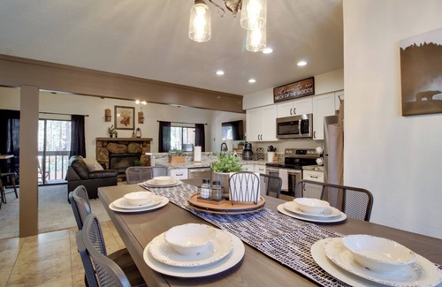 Pinetop Apartment | Forest-view Balcony: Pinetop-lakeside Condo