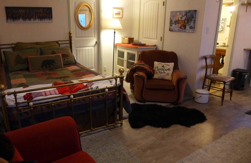 Wells House | Forget-me-not Suite - Mountain Time Getaways in Wells