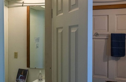 Wells House | Forget-me-not Suite - Mountain Time Getaways in Wells