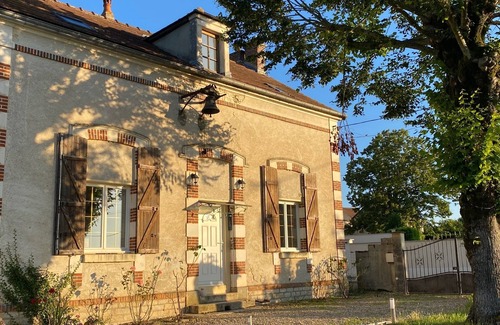 Saint-Cyr-les-Colons House | Former hamlet school, house with 500m2 enclosed grounds and swimming pool.