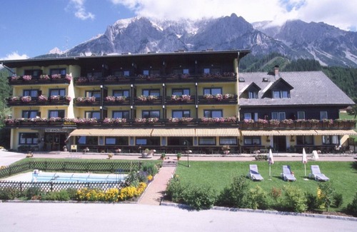 Ramsau am Dachstein House | Four-bed room with bath or shower, WC, balcony - Ferienhotel Knollhof