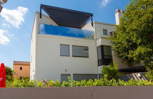 Zidarici Apartment | Four bedroom apartment with terrace and sea view Vantačići, Krk (A-19284-a)