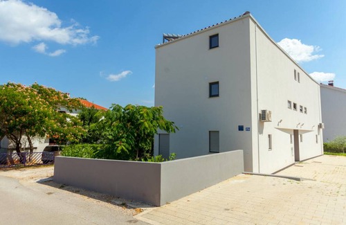 Zidarici Apartment | Four bedroom apartment with terrace and sea view Vantačići, Krk (A-19284-a)
