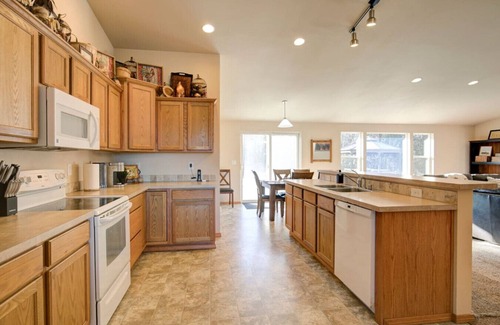 Raymond Apartment | Four Bedroom Home with Hot Tub and Views