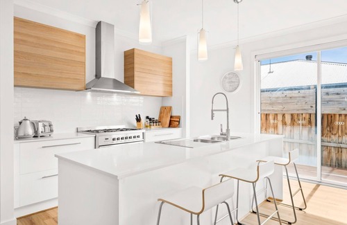 Cowes House | Four bedroom luxury modern home, walk to beach, free WIFI